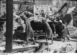 Trümmerfrauen bei der Arbeit